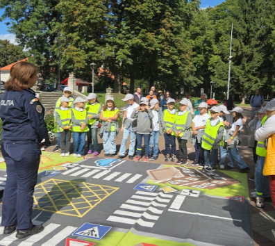 A community education activity in Bistrița, Romania, where children participate in a road safety workshop guided by local police. Source: COPE.