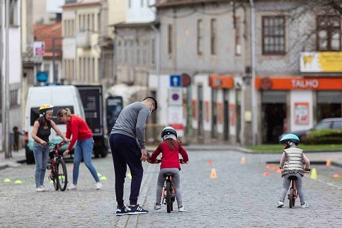 Crianças de bicicleta na rua sem trânsito