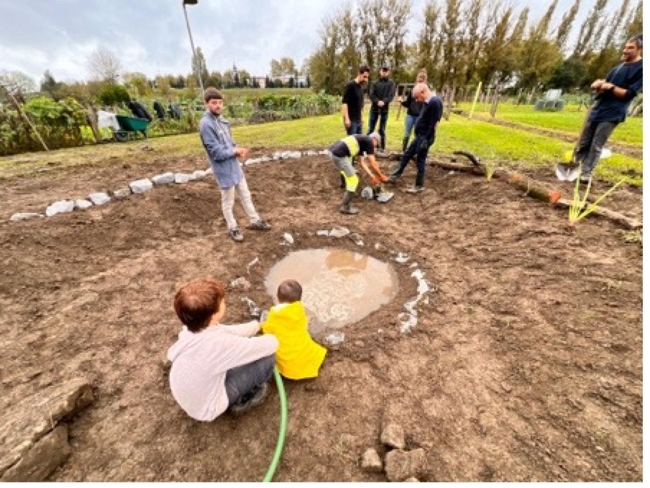 Creating the wildlife pond in Guimares with children. Photo: Laboratório da Paisagem