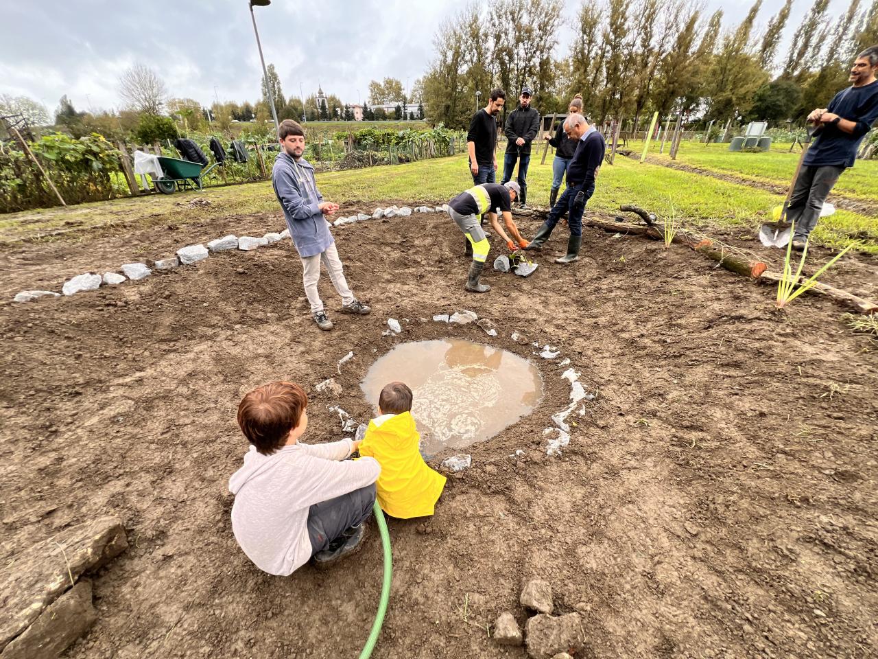 Creating the wildlife pond in Guimares with children. Photo: Laboratório da Paisagem.