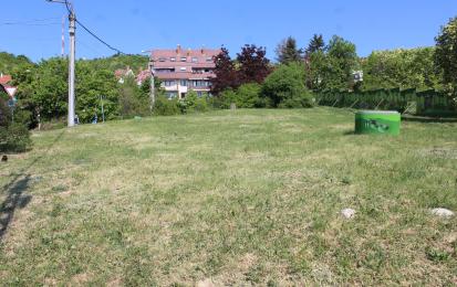 Picture description: Green space before (2020) planting. Photo credits: Municipality of Hegyvidék.