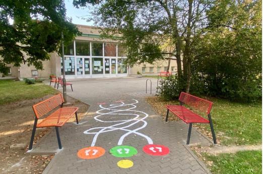 Projeto SCHOOLSHOODS na Escola Primária Krásného, em BRNO, onde, em conjunto com a escola, foram concebidos jogos e desenhos para os passeios, pintados a tempo do novo ano letivo de 2025 (Foto: SCHOOLSHOODS).