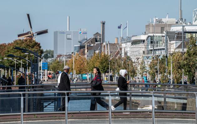 Wandelende mensen op een brug