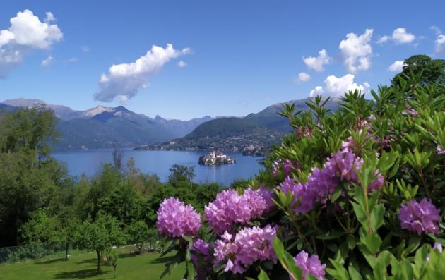 Lake and mountains under a clear blue sky.