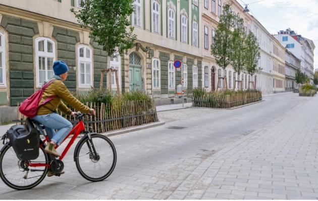 The new Bernardgasse was transformed with a lot of data and knowhow through an urban research project called Glara. Source: Melissa Bruntlett, 2025.