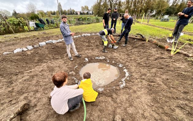 Creating the wildlife pond in Guimares with children. Photo: Laboratório da Paisagem.