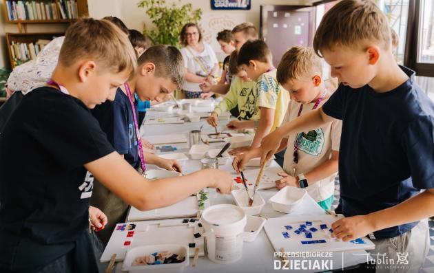 Un grupo de niños participando en una actividad artística creativa en Lublin (Polonia)