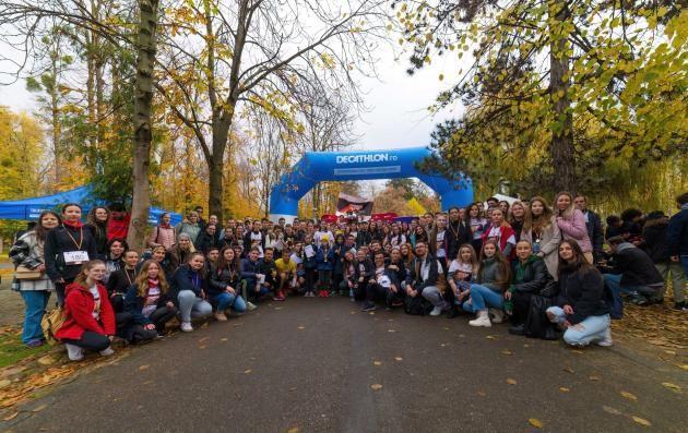 Una foto de grupo tomada en un evento al aire libre. Créditos: Cluj-Napoca (Rumanía)