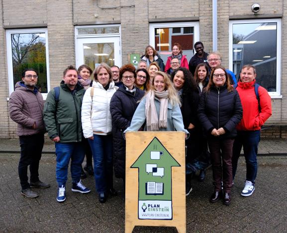 Group of people standing in front of Plan Einstein Pahud, Utrecht