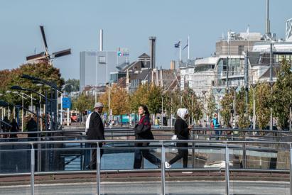 Wandelende mensen op een brug