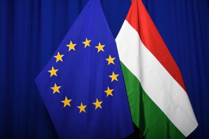 The national flag of Hungary next to the European flag. © European Union, 2024