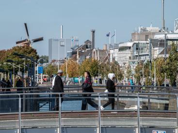 Wandelende mensen op een brug