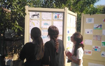 Children looking at a panel during a small scale action