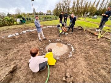 Creating the wildlife pond in Guimares with children. Photo: Laboratório da Paisagem