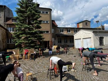 Yoga im Fabrikhof, Löbau ©  Roxana Wegener