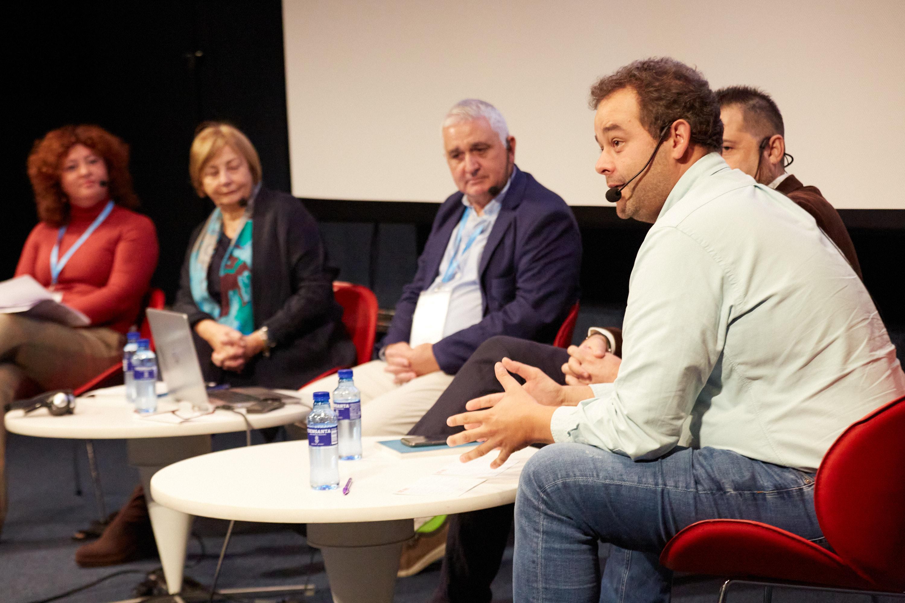 5 speakers of the first round table discussing